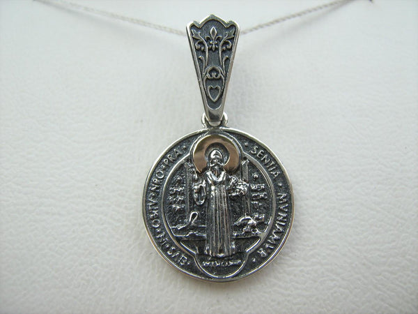 925 Sterling Silver and 375 Gold detailed medal depicting the icon of Saint Benedict. Item code MD001911. Picture 4