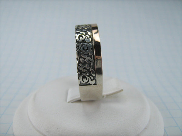 925 solid Sterling Silver combined 375 Gold ring with floral rose pattern on the oxidized background.