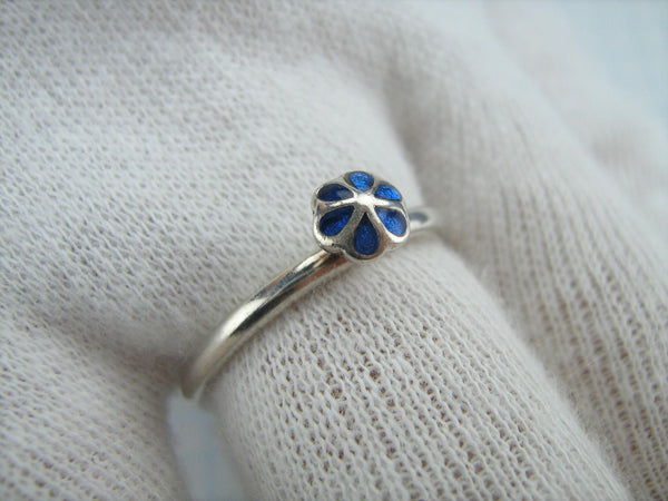 Estate 925 solid Sterling Silver ring with high decorative element depicting flower with blue inlay.