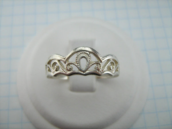 Vintage 925 solid Sterling Silver ring with openwork pattern shaped crown.