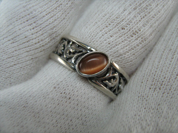 Pre-owned and estate 925 solid Sterling Silver ring with floral openwork pattern decorated with oval brown cat’s eye stone cabochon