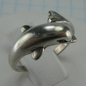 Pre-owned and estate 925 solid Sterling Silver band shaped dolphin. A nice daily precious accessory with manual work and oxidized finish.