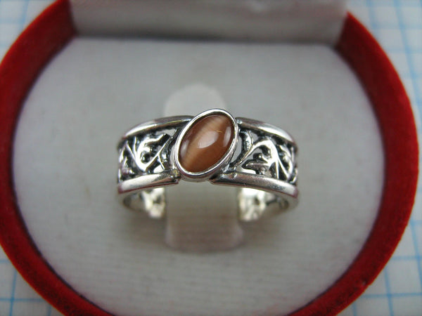 Pre-owned and estate 925 solid Sterling Silver ring with floral openwork pattern decorated with oval brown cat’s eye stone cabochon